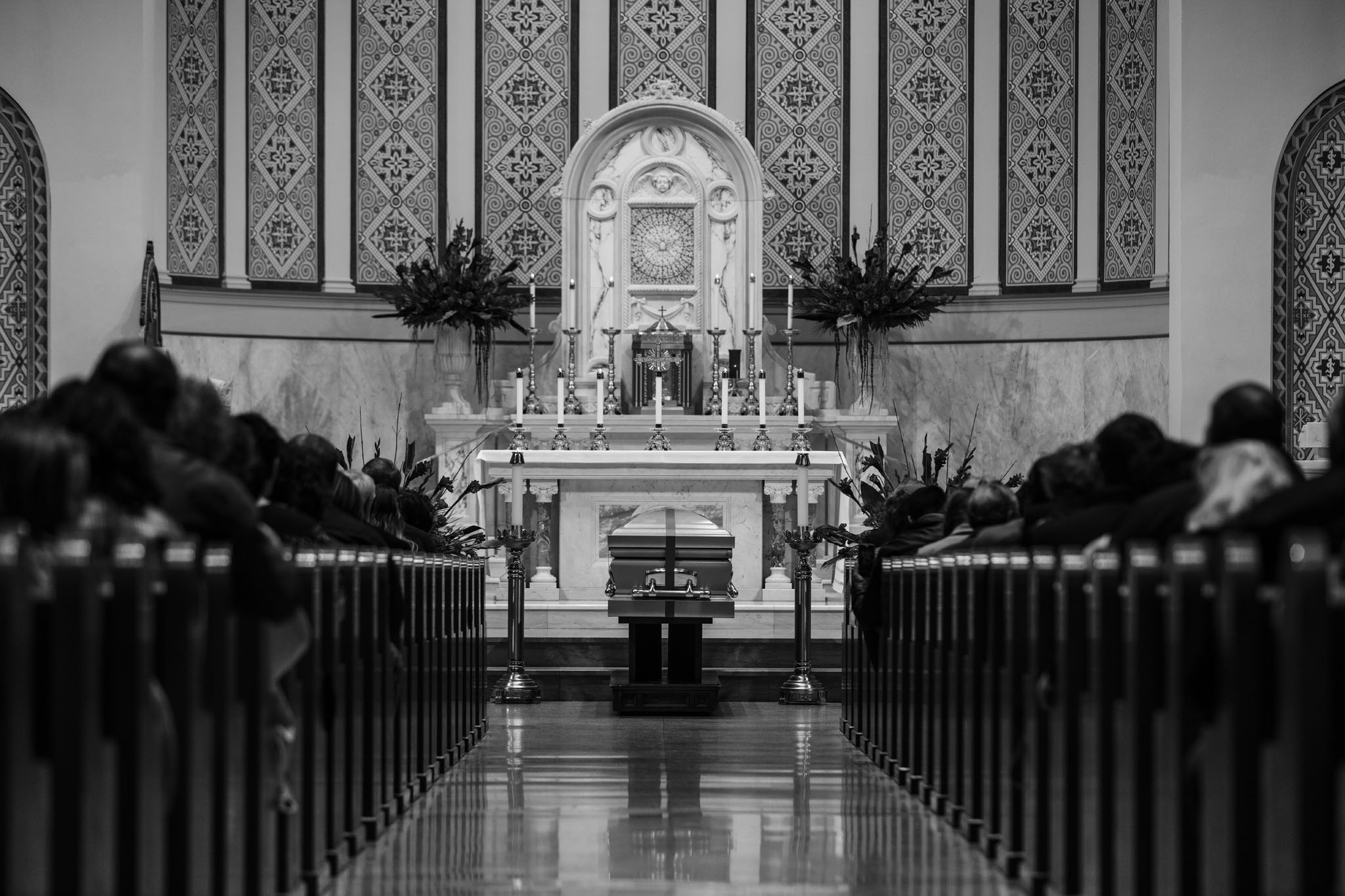 Rother’s casket before the altar of the cathedral